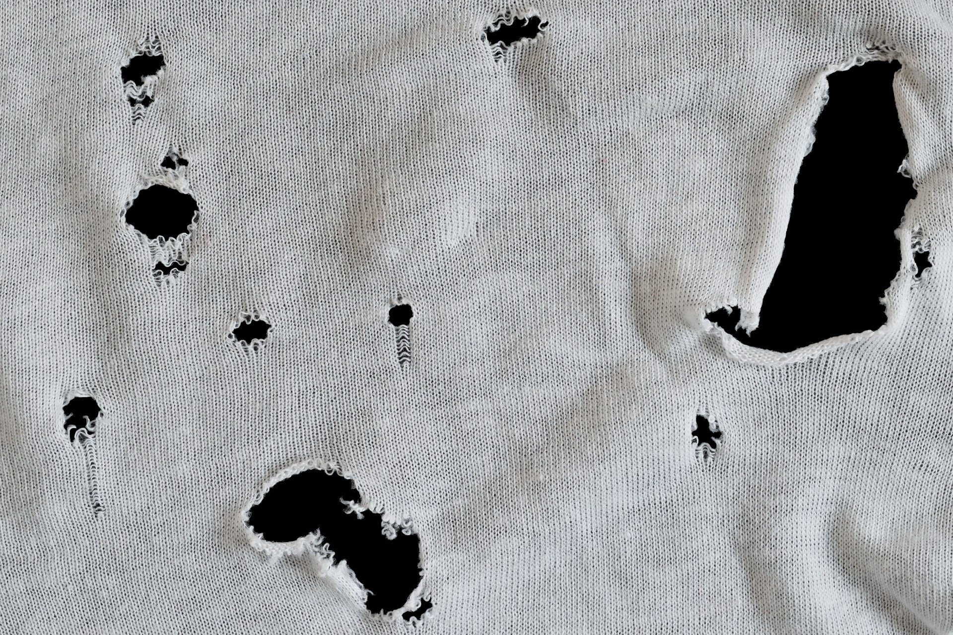 Huller i T-shirten: Derfor får du dem