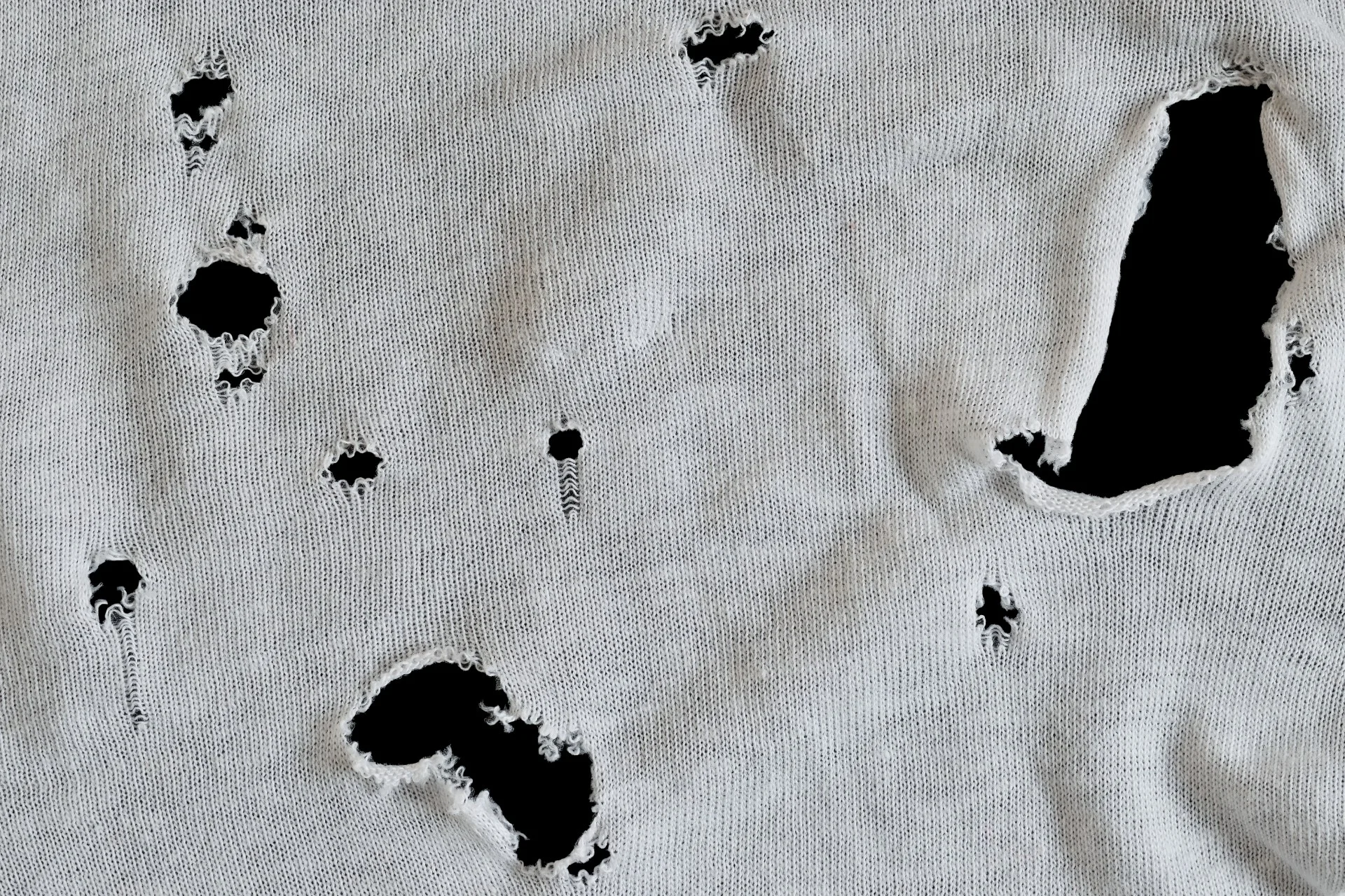 Huller i T-shirten: Derfor får du dem