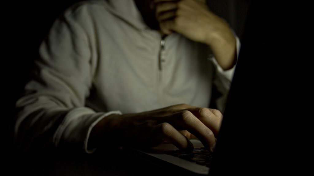 Hundredvis af kvinder har fået delt deres intime billeder på nettet: Nu er 24-årig mand sigtet