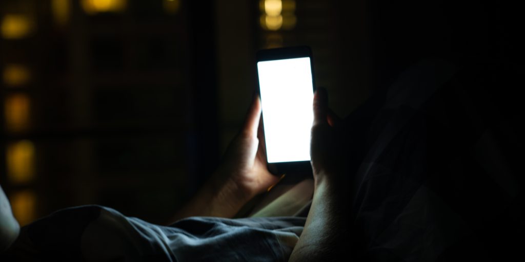 Telefonen bipper midt om natten: Pludseligt indser han, hvad han kigger på
