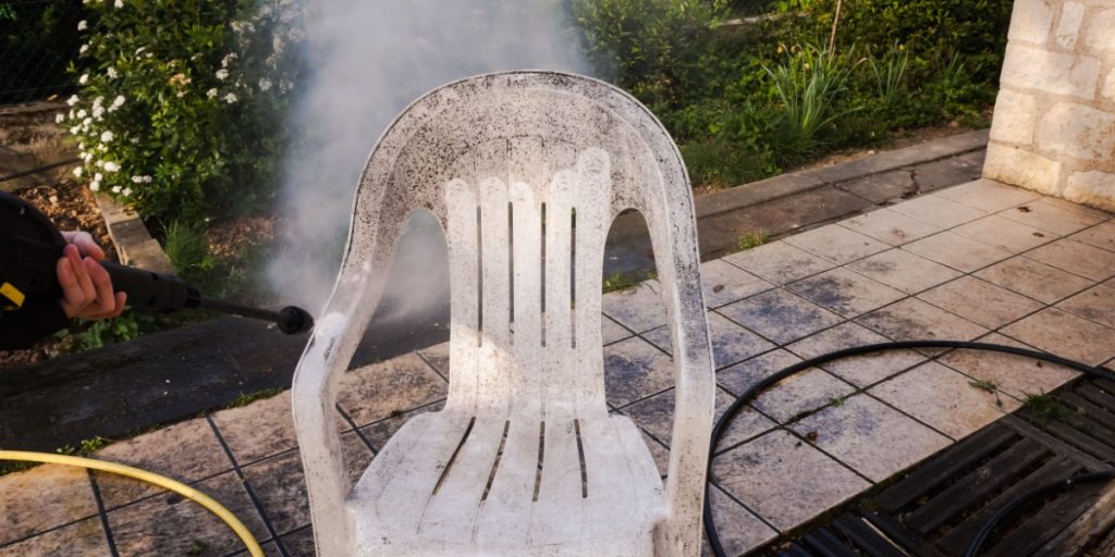 Få kender havemøbeltricket: Sådan får du dine grå plastikstole hvide igen