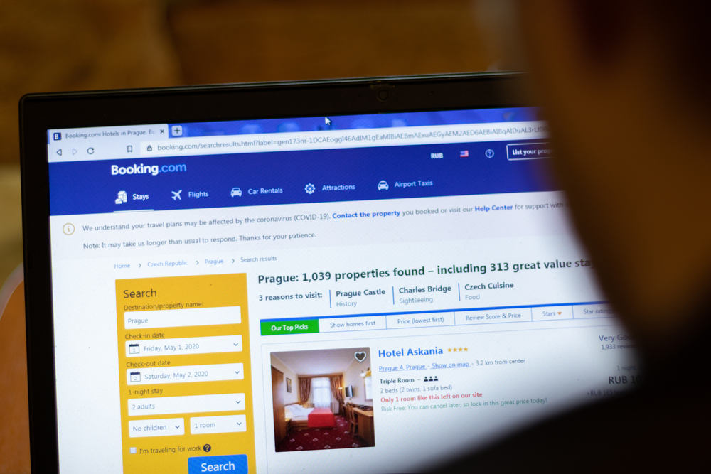 Svindlernes nye metode er svær at opdage: Sådan udnytter de rejsesider til at tømme din konto