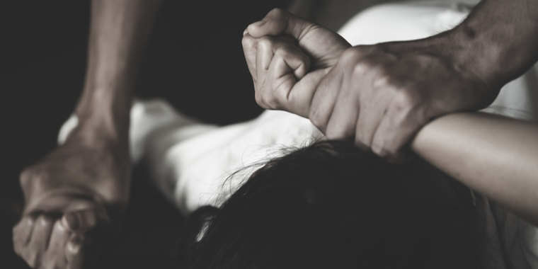 Ung pige gruppe-voldtaget: Blev samtidig filmet til Snapchat