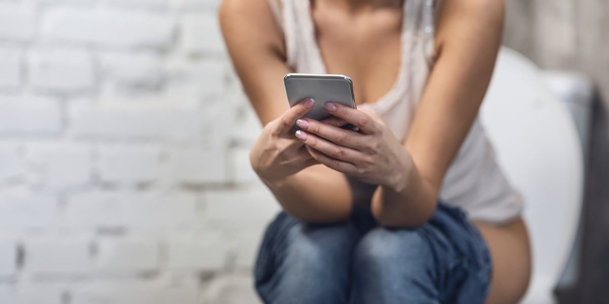 Drop mobilen: Så farligt er det at tage den med på toilettet