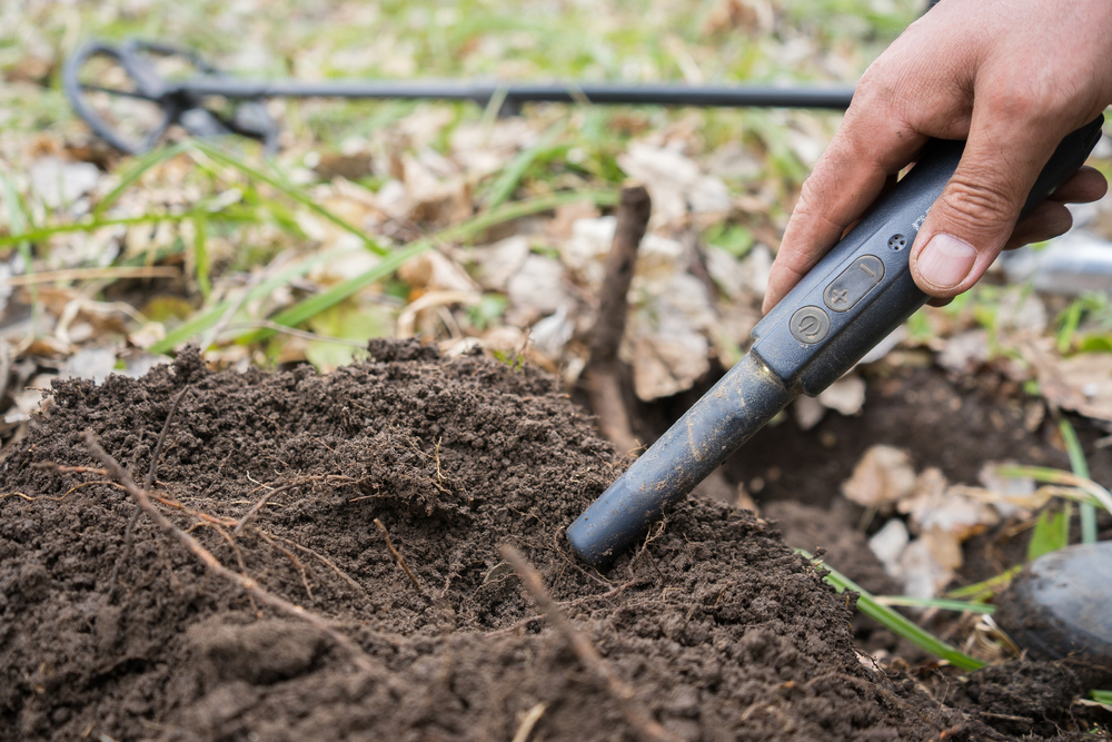 Mand gør opsigtsvækkende krigs-fund med metaldetektor i vens have