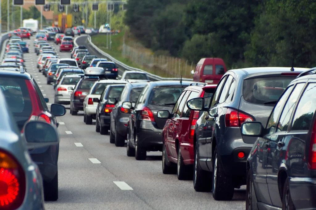 Hvor meget rækkevidde mister en elbil, når den holder i motorvejskø? Svaret kommer bag på mange