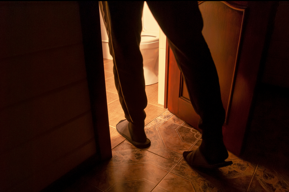 Går du på toilettet om natten? Nu forklarer ekspert, hvad det betyder