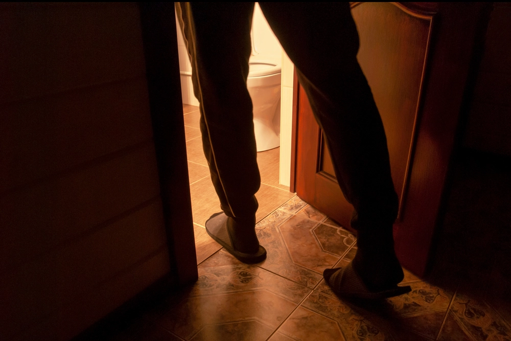 Går du på toilettet om natten? Nu forklarer ekspert, hvad det betyder