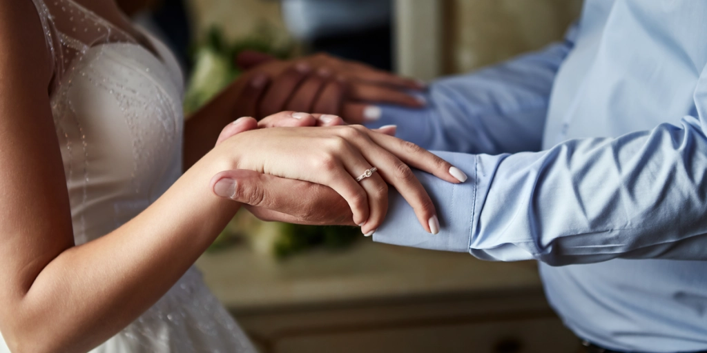 En mor i dilemma: Vil ikke lade sine børn tage til deres fars bryllup medmindre hun selv bliver inviteret