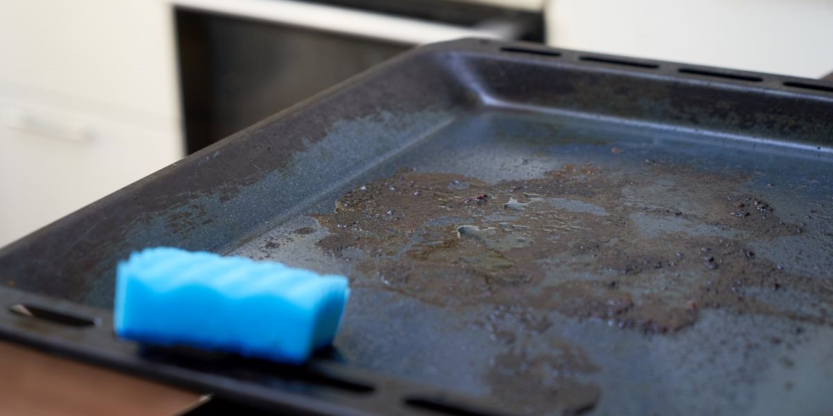 Få dine bageplader skinnende rene med disse 3 nemme metoder mod fastbrændt snavs