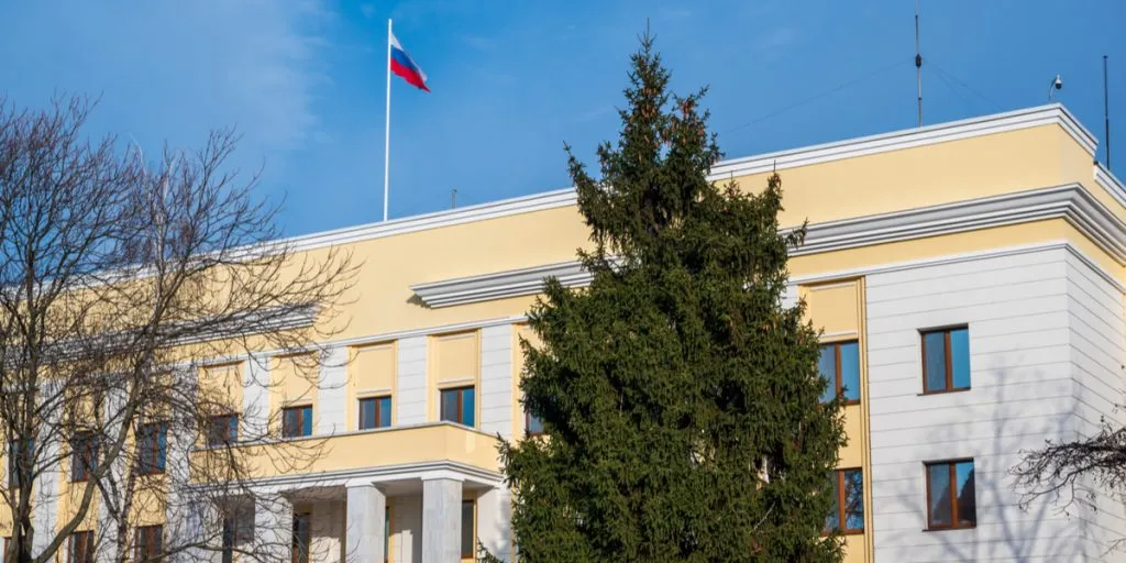 Kørte ind i den russiske ambassade: “Det er en terrorhandling”