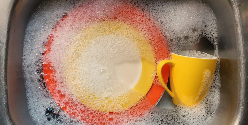 Eksperterne har talt: Skal man vaske op i koldt eller varmt vand?