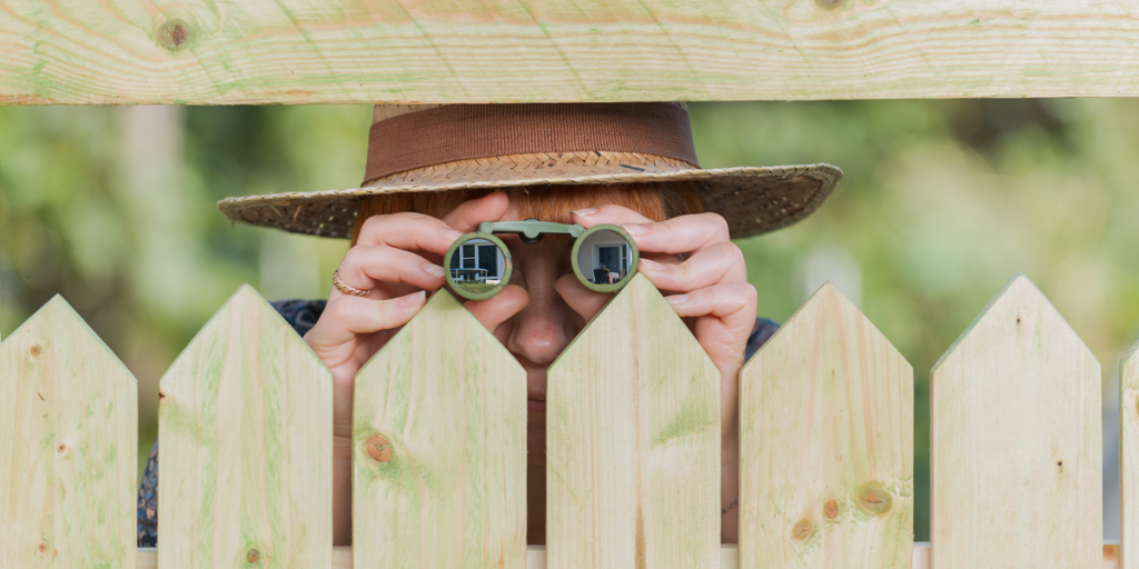 Frustreret kvinde: Min nabo udspionerer mig og har endda fældet mit træ for at lure