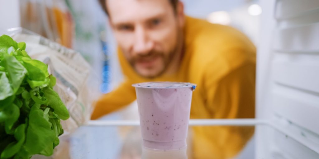 Mange har undret sig: Hvad er den gennemsigtige væske ovenpå min yoghurt?