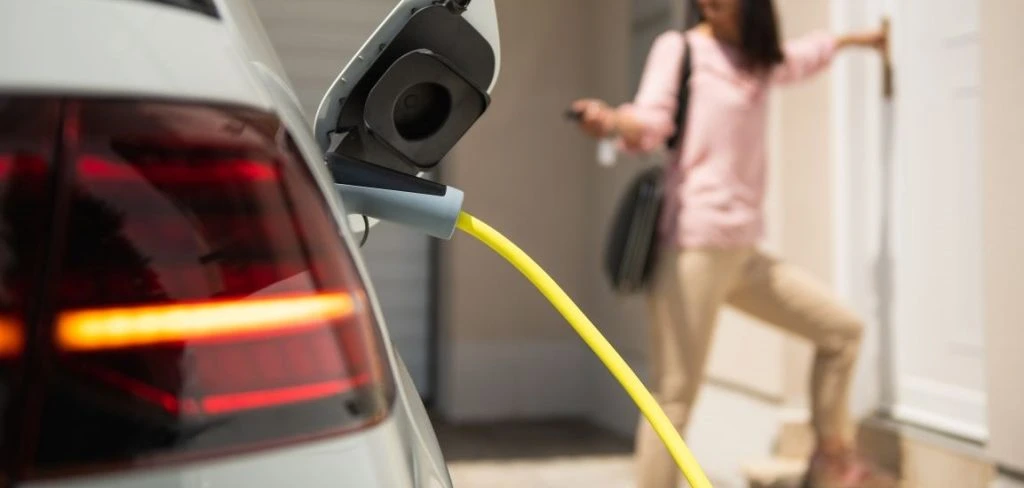 Bilproducent på vej med nyt super-batteri: Skal kun oplades én gang om måneden
