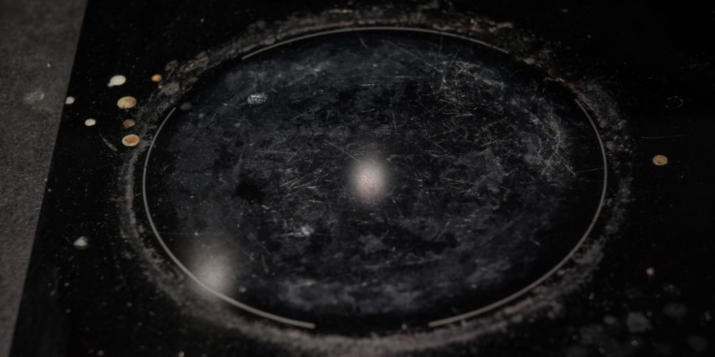 Rengøringsekspert afslører: Du skader din kogeplader uden du ved det – sådan gør du det rigtigt