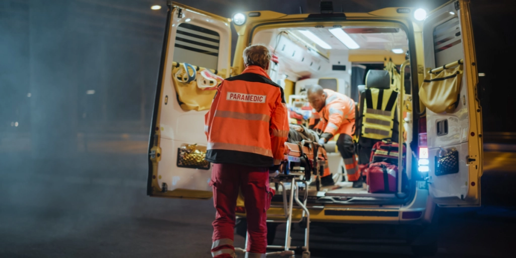Mindst ti personer døde i voldsom busulykke