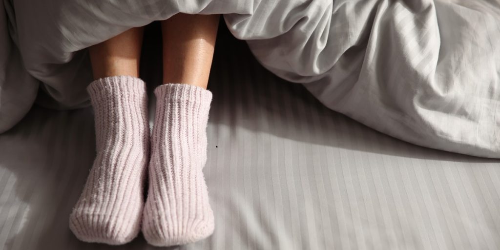 Overraskende søvntip: Derfor bør du sove med strømper på