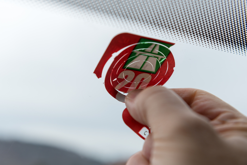 Undgå at ridse din bil: Brug disse metoder når du skal fjerne klistermærker fra ruden