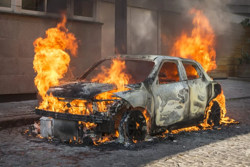 Flammerne åd 59 biler: Fem anholdt for at starte brandene