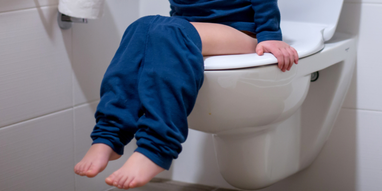 Mor deler vandene: Afslører søns toiletvane