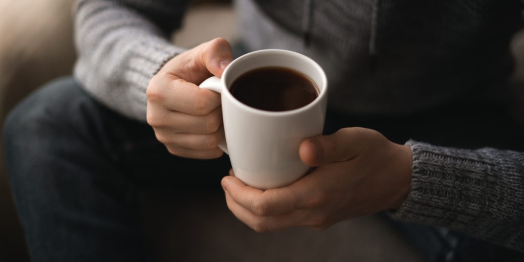 Advarer kaffe-drikkere: Dette bør du ikke gøre