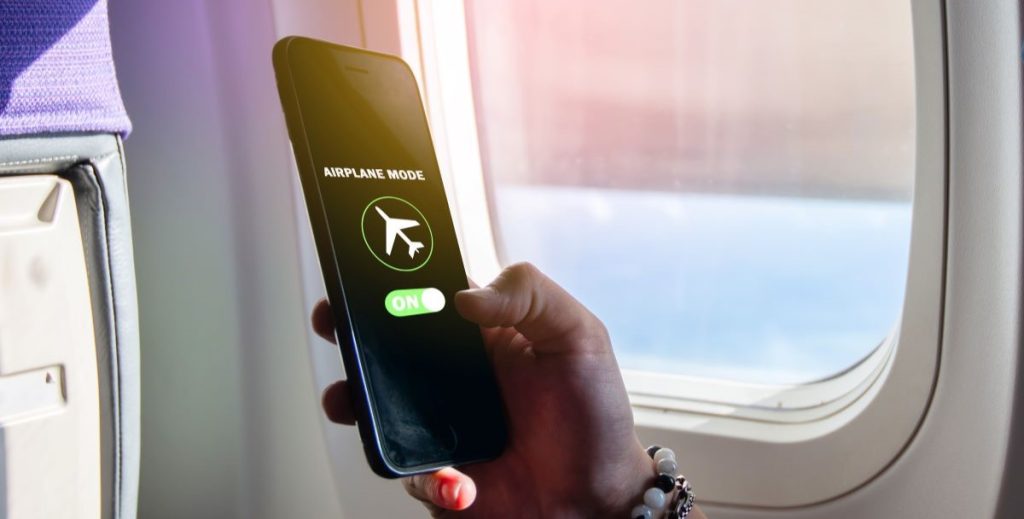 Folk har opdaget den egentlig grund til, at din telefon skal være på flytilstand under flyvninger