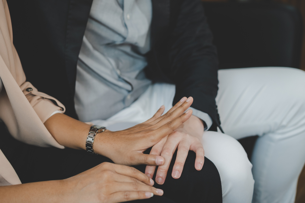 Skandalerne hober sig op: Nu fratræder han sin post