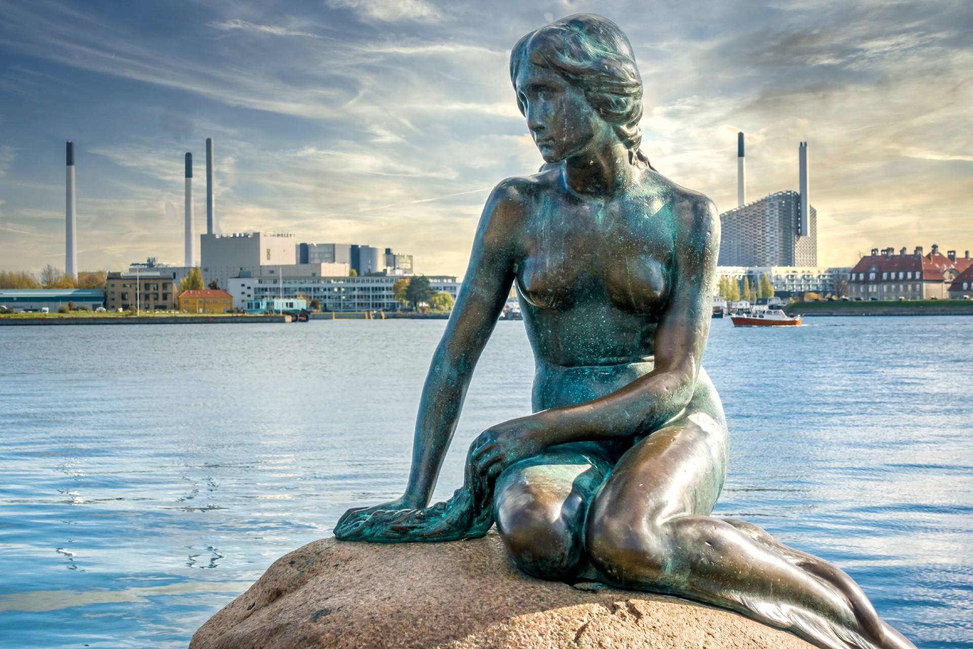 Danskerne raser: ‘Hvad gør hun ved Den Lille Havfrue?’
