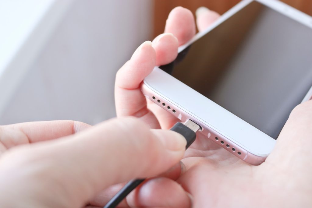 Alt for mange oplader deres mobiltelefon i sengen: Derfor bør du aldrig gøre det
