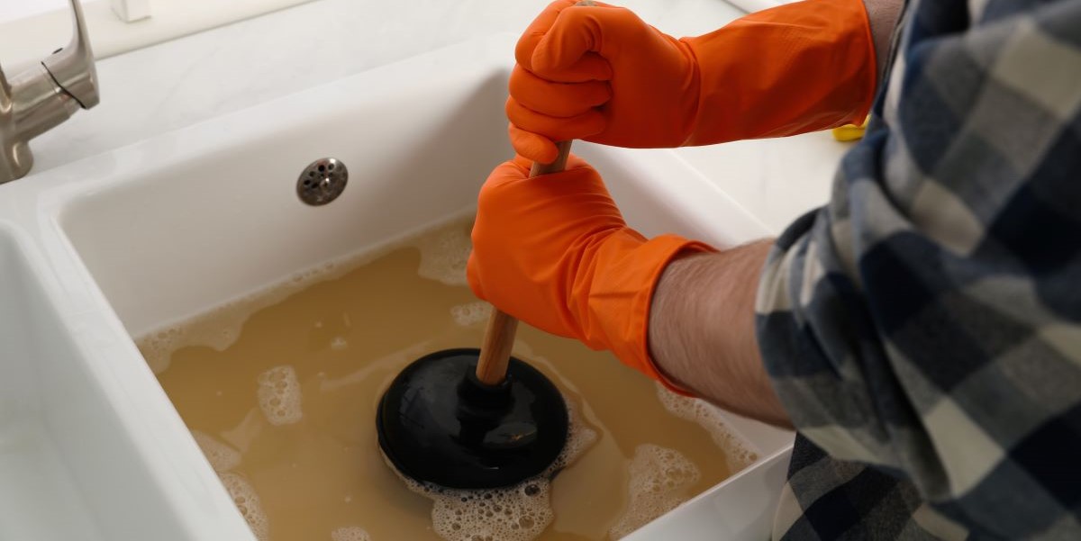 Sådan fikser du et tilstoppet afløb med én simpel ingrediens