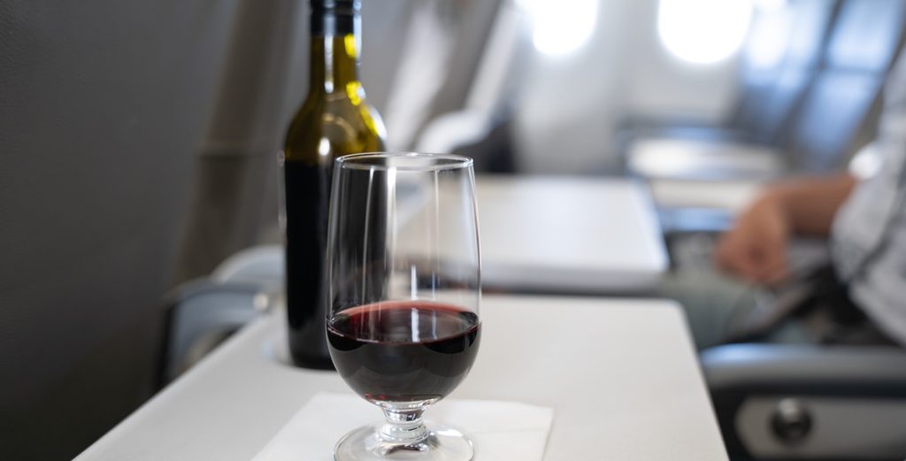 Mand fik serveret forkert mad ombord på fly: Reagerede så voldsomt, at flyet måtte vende om