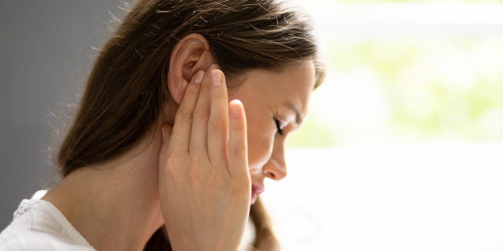 Halvdelen af teenagerne ved det ikke: Kan ende med høreskader