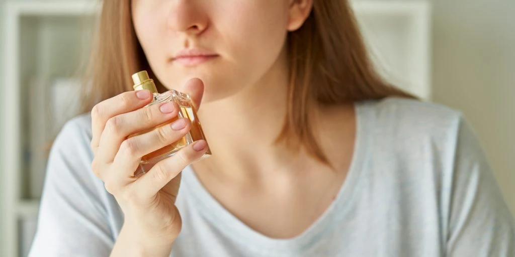 Teenagere solgte fake parfumer: Væsken i flaskerne viste sig at være noget helt andet