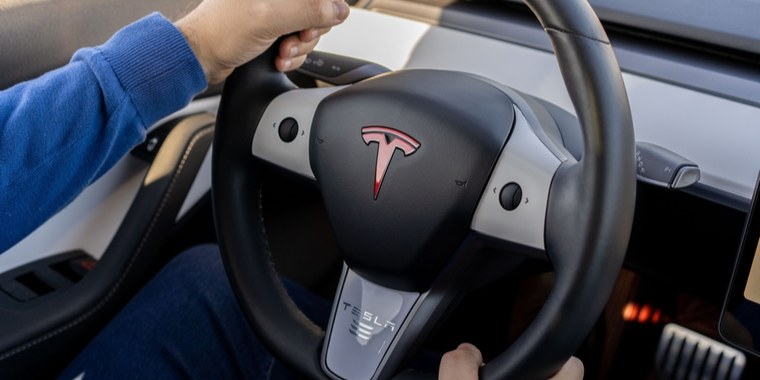 Utilfreds Tesla-ejer går amok: Sprænger sin bil i luften