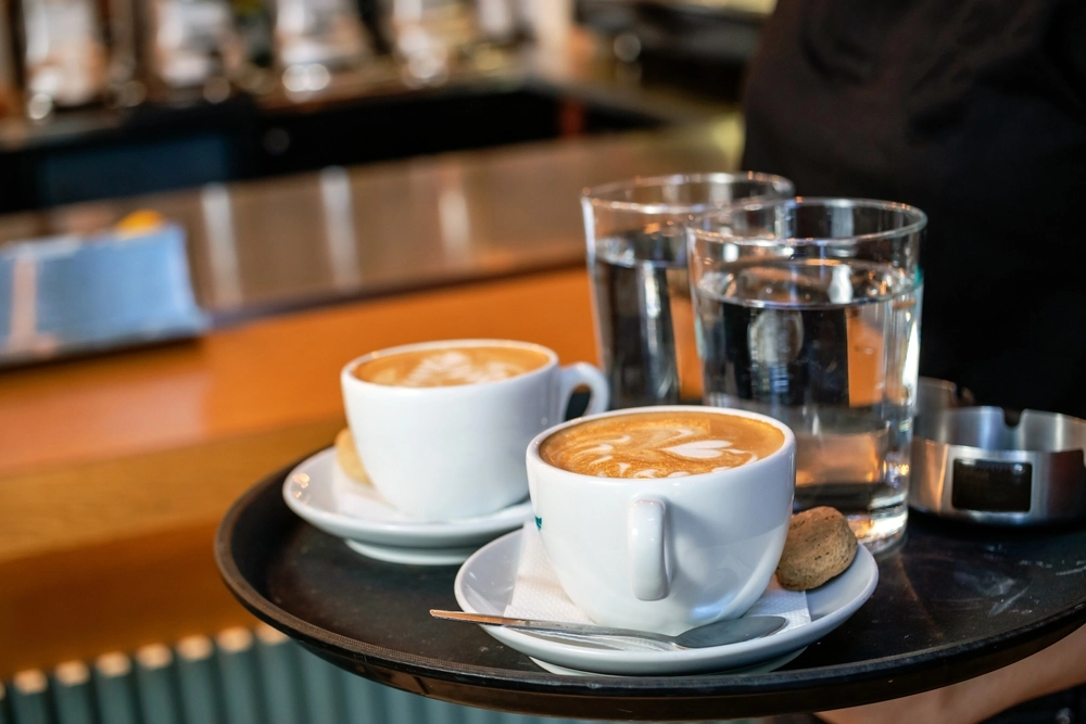 Derfor får man ofte et glas vand til kaffen, når man er på café