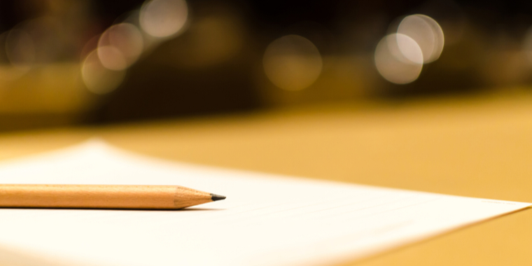 Gik tur med sit barn: Blev overfaldet med en blyant