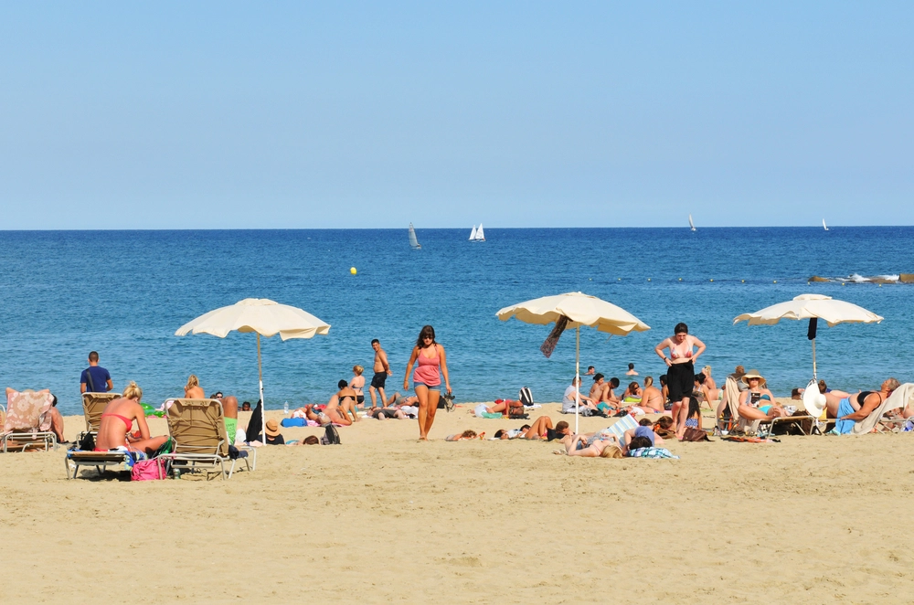 Strand evakueret på Mallorca efter 85-årig turist blev angrebet af ‘haj’