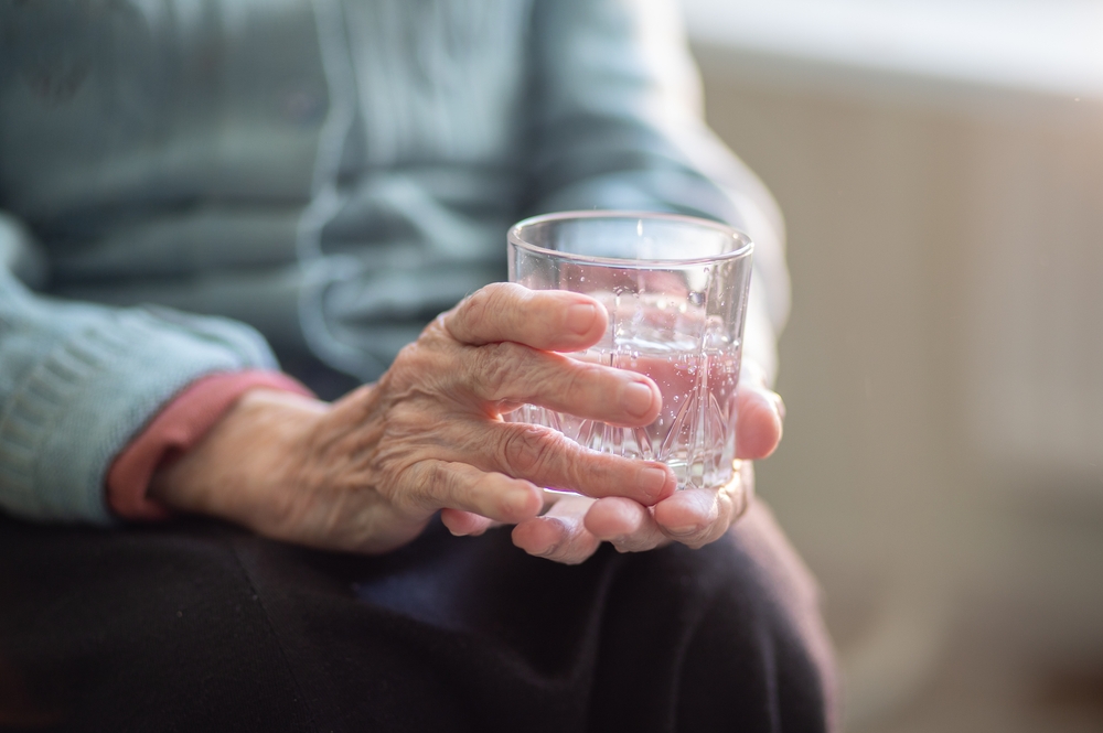 Tallet varierer med alderen: Så meget vand bør personer over 55 år drikke hver dag