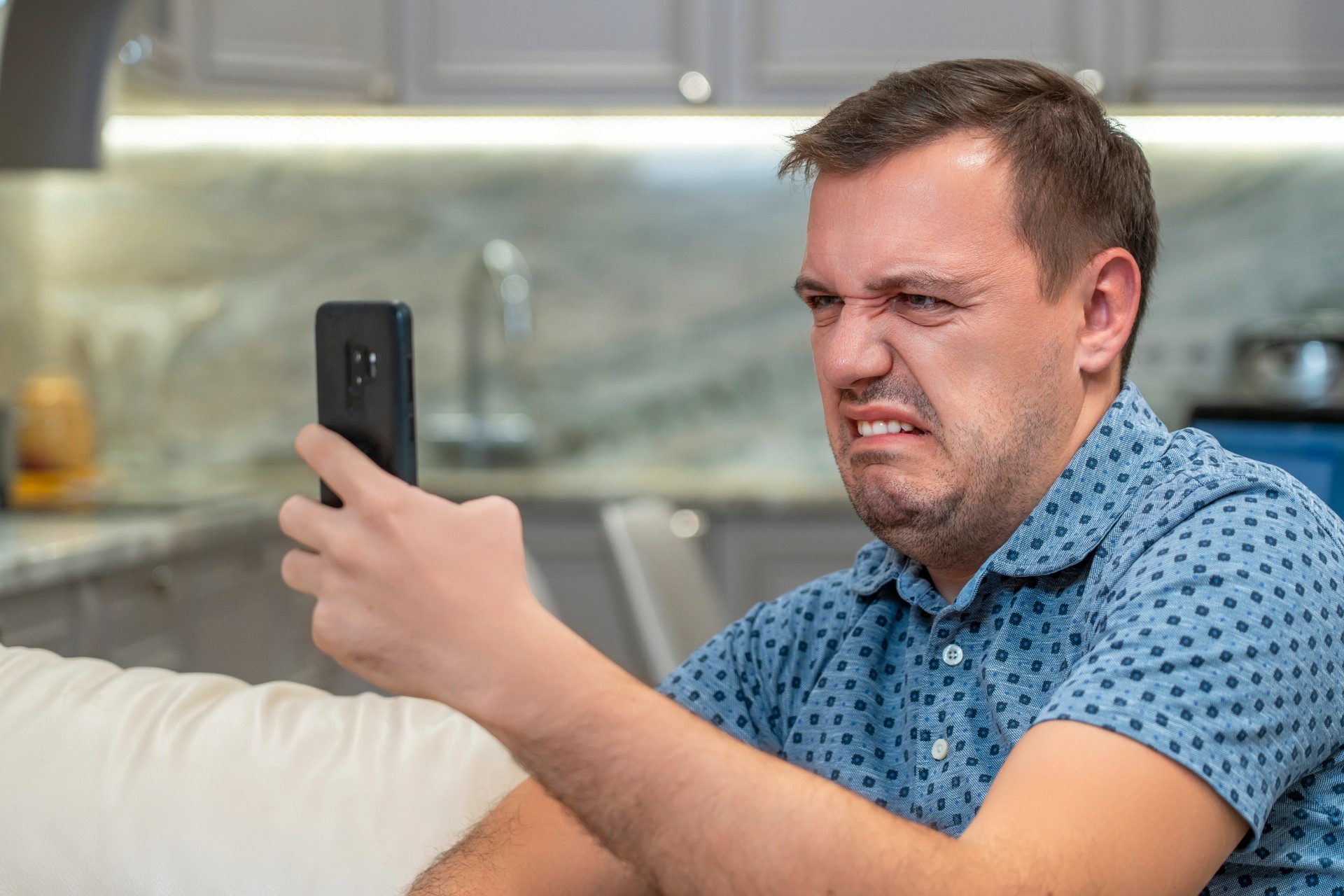 Medarbejder kommer til at sende et meget “privat” billede til chefen: Hans reaktion er chokerende