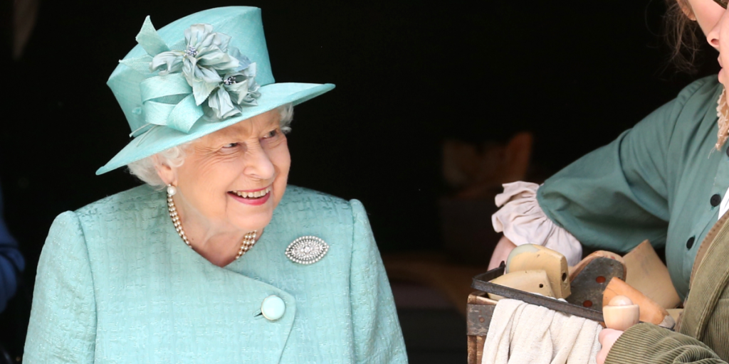 En nation i tårer: Her synger tusindvis af mennesker ude foran Buckingham Palace