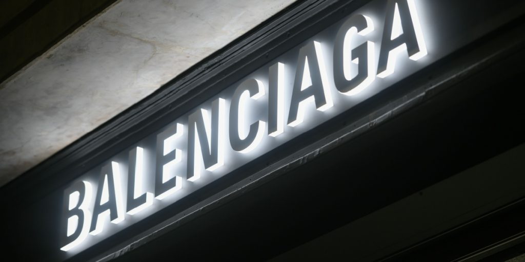 Turist anholdt i Moskva på grund af sit tøjvalg: Bar sweatshirt fra Balenciaga