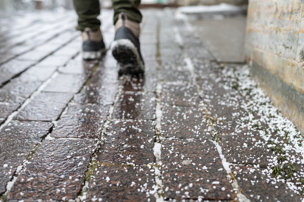 Pas på med salt på fortovet: Kan få konsekvenser i din have til sommer