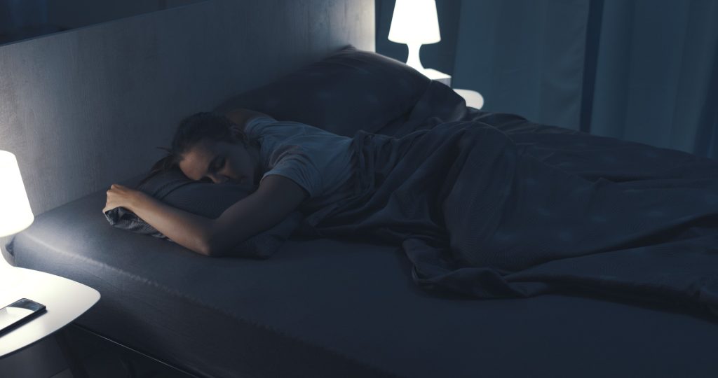 Dette sker med din krop, hvis du sover på maven