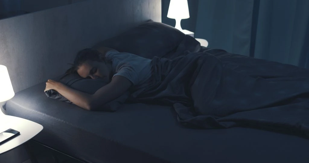 Dette sker med din krop, hvis du sover på maven