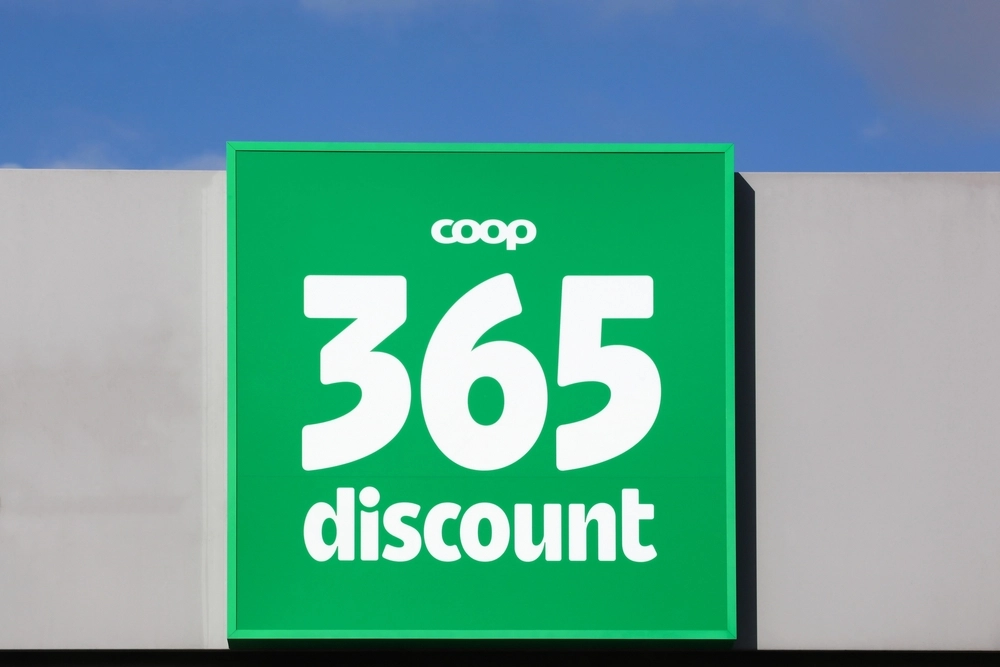 Skimmelsvamp og regnvand gennem taget: Coop365 får sur smiley og bøde
