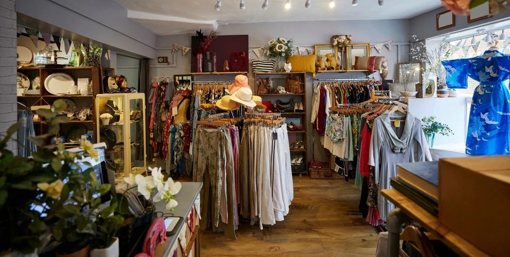 Genbrugsbutikker med klar opfordring: “Vi oplever, at kunderne tager…”
