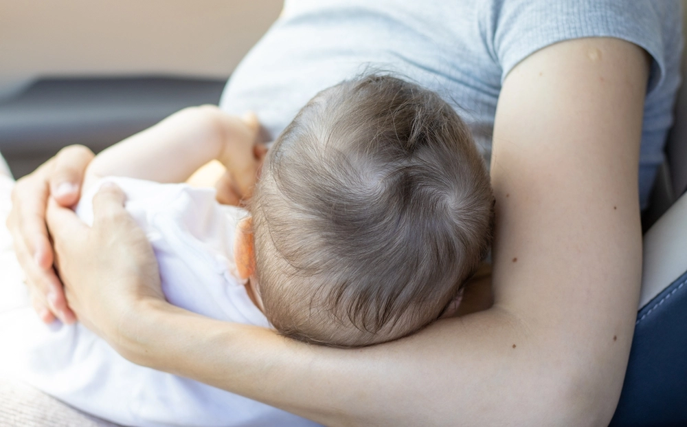 Mor ammer sin baby i rutsjebane: Nu går debatten amok