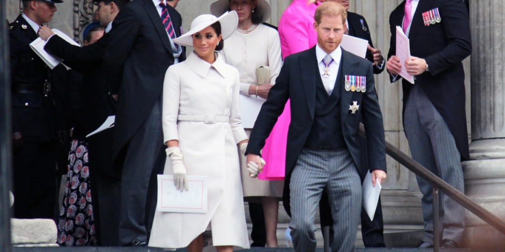 Kong Charles’ kusine: “Kongehusets behandling af Meghan Markle er forræderisk”