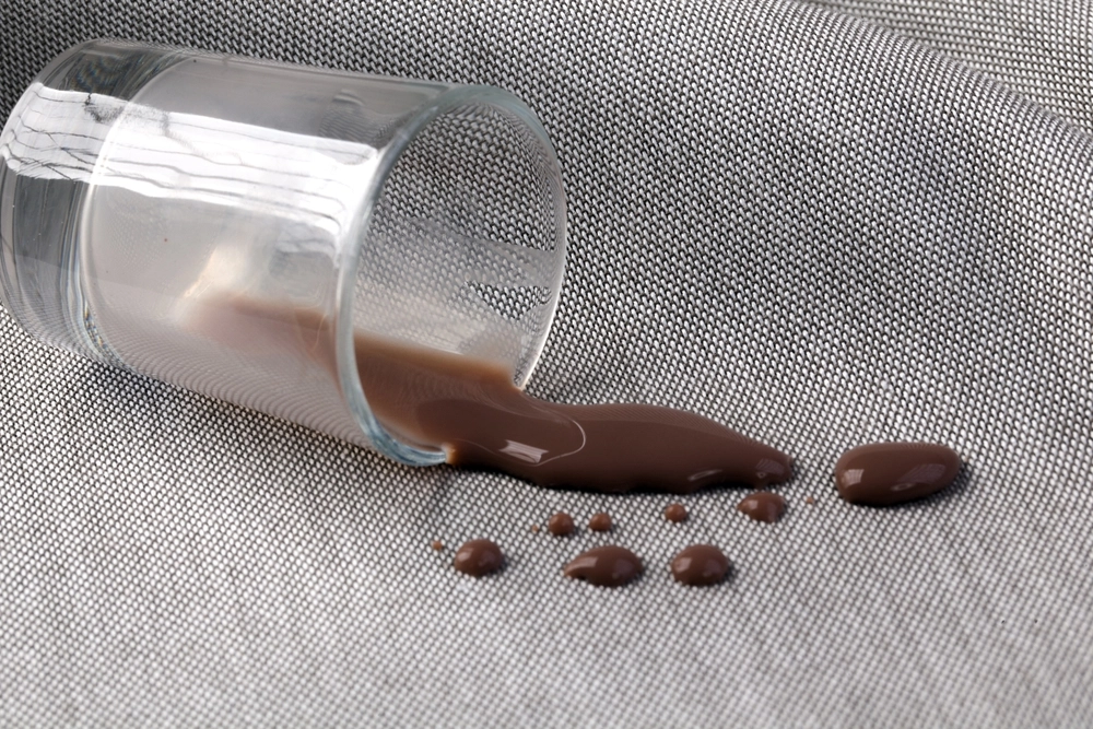 Bekymret over chokolade i sofaen? Prøv denne simple metode til at komme fedtpletter til livs